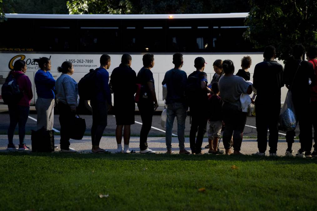 Más de 4,000 inmigrantes han sido enviados a Nueva York en autobuses desde Texas en la última semana.