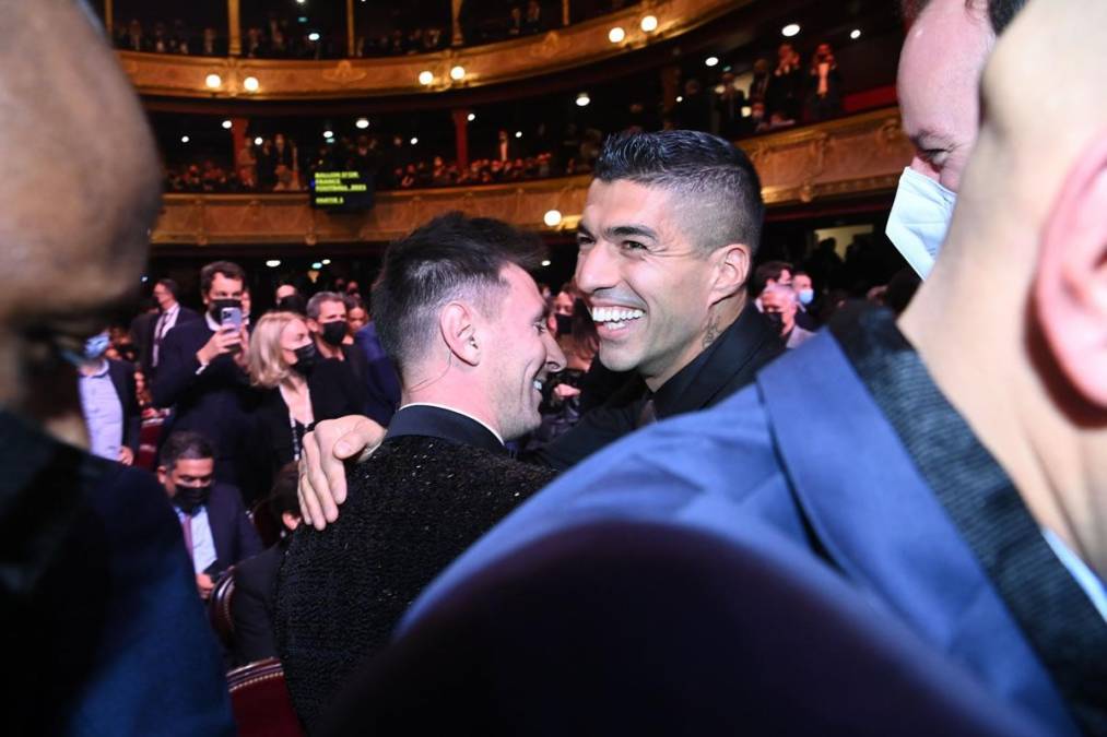 Lionel Messi se sorprendió al ver a Luis Suárez en la Gala del Balón de Oro y le dio tremendo abrazo.