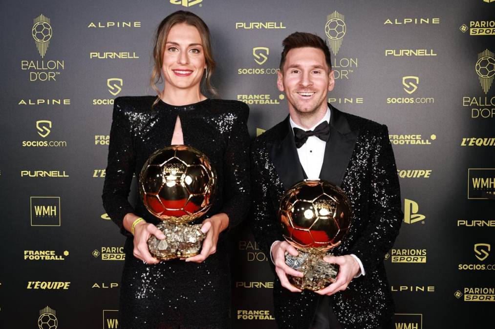 Alexia Putellas y Lionel Messi posando con sus respectivos Balones de Oro 2021.