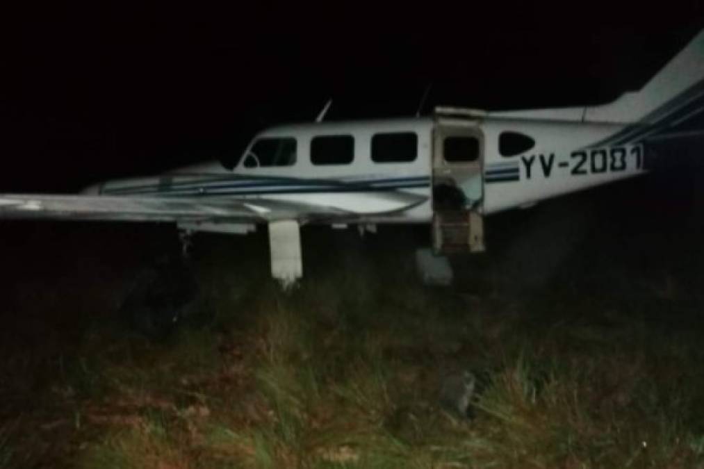 La avioneta transportaba 30 kilos de cocaína, una pistola y cinco recipientes para combustible.