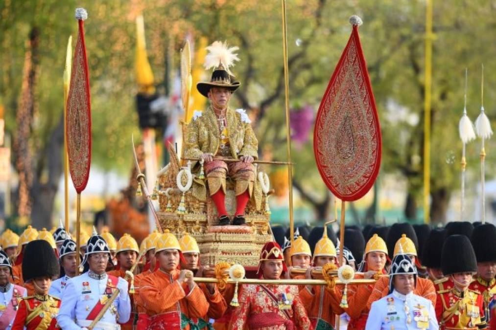 Al grito de 'song phra charoen' ('viva el rey'), miles de tailandeses saludaron hoy a su monarca, Vajiralongkorn, durante una vistosa procesión de más de cinco horas por las calles de Bangkok este domingo.