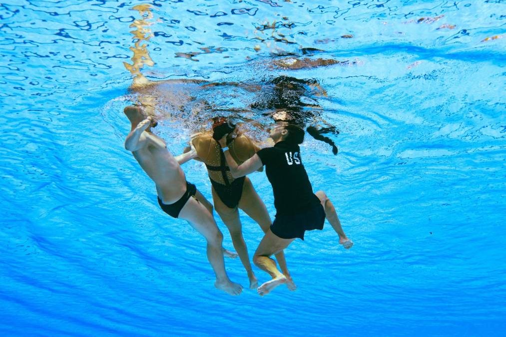 Impactante momento en que entrenadora rescata a nadadora que se desmayó en la piscina