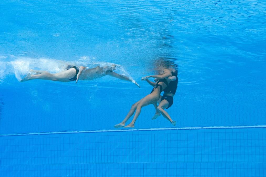 Impactante momento en que entrenadora rescata a nadadora que se desmayó en la piscina