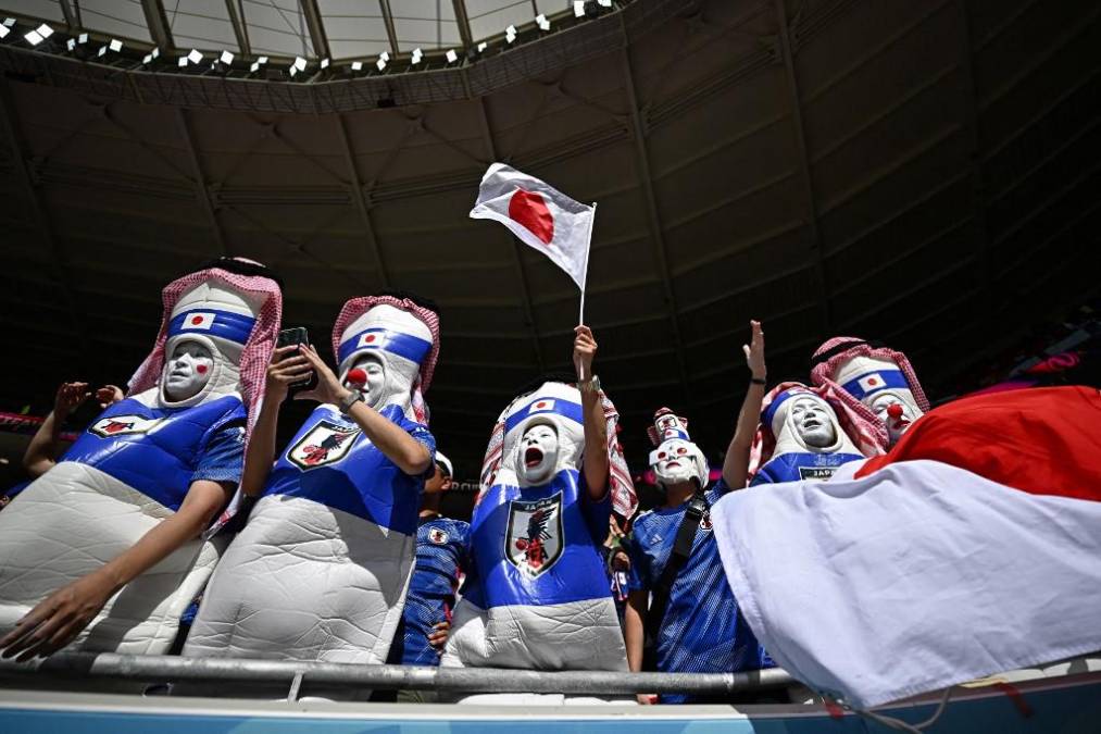 Los japones mostraron su peculiaridad para apoyar a su selección.