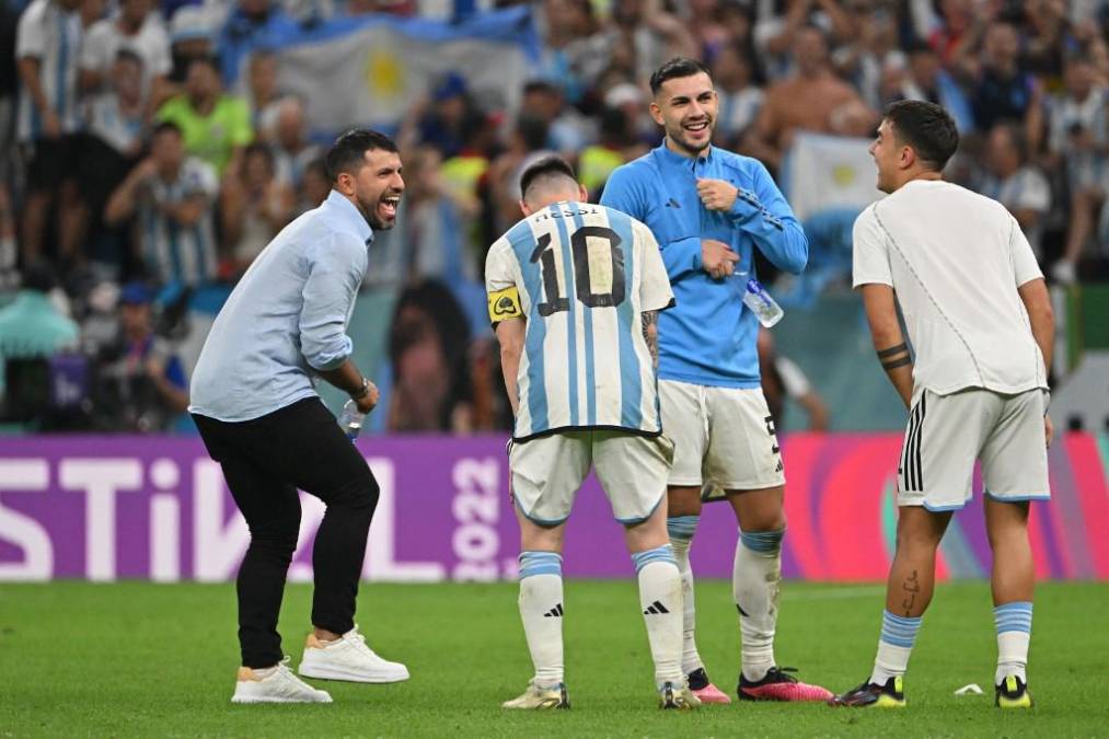  <i>Kun Agüero</i> junto a los jugadores de Argentina.