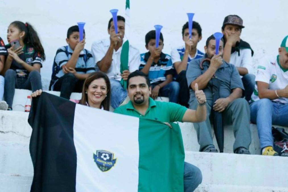 Los aficionados del Santos FC apoyando a su equipo en la final en el estadio Roberto Martínez Ávila de Siguatepeque.