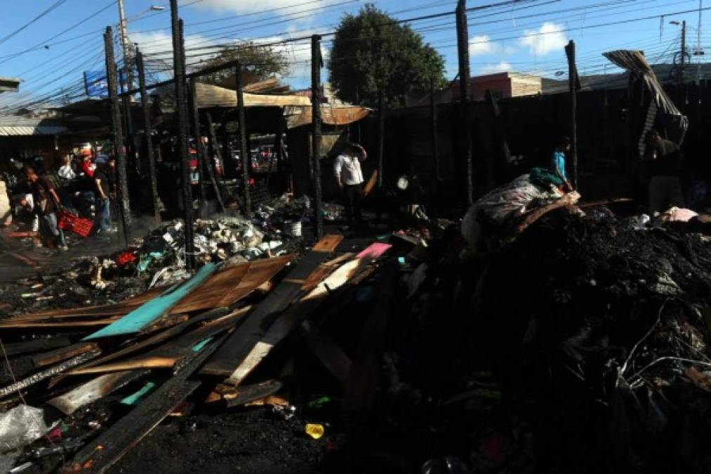 El Cuerpo de Bomberos recibió la llamada y se desplazó hasta el lugar; controlaron el incendio, pero no pudieron hacer nada por las puestos ya consumidos.