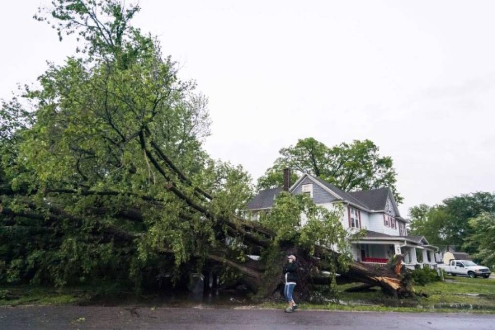 Al menos 12 personas resultaron heridas durante el impacto del tornado y fueron ingresadas en el hospital de Lawrence, 40 millas al oeste del centro de Kansas City.