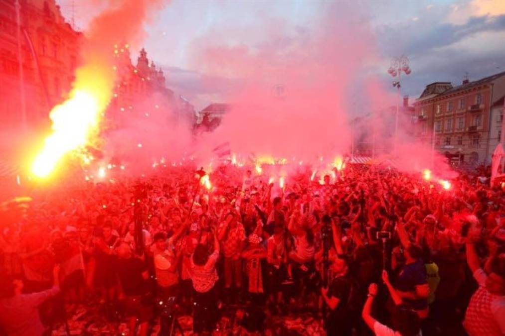 Los cuadritos rojos en las camisetas, las bengalas, el llanto y las sonrisas inundaron las calles de la capital de Croacia.