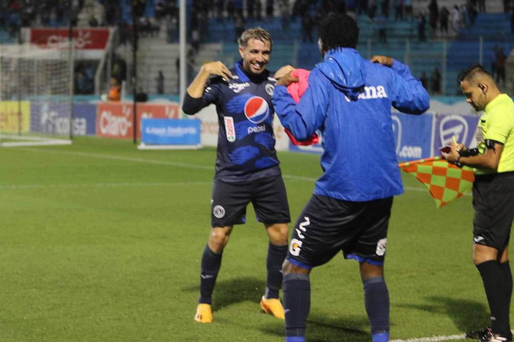 Agustín Auzmendi se tiró este bailecito junto a Kevin Álvarez tras su primer gol del partido.