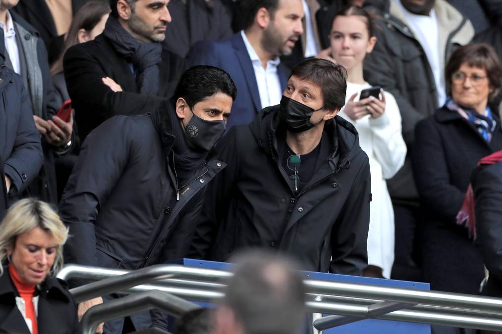 El presidente Nasser Al-Khelaifi y el director deportivo Leonardo del PSG llegaron al Parque de los Príncipes y los ultras del club les pidieron que dejaran el equipo.