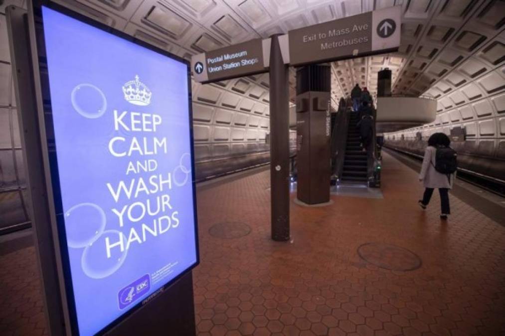 Las estaciones del metro se encontraban vacías esta mañana tras la decisión de cientos de empresas de permitir a sus empleados trabajar desde sus hogares para intentar frenar los contagios por el letal virus.