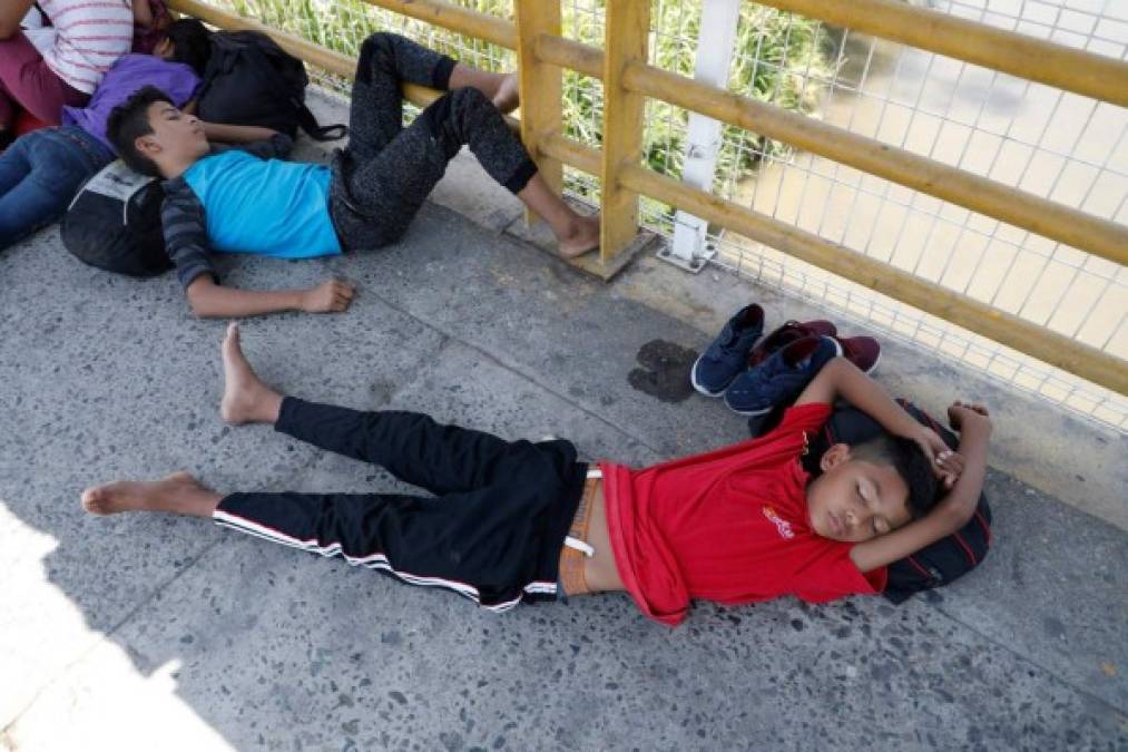 Las autoridades mexicanas informaron que varios grupos de migrantes han seguido cruzando la frontera sur del país esperando alcanzar la nueva caravana.