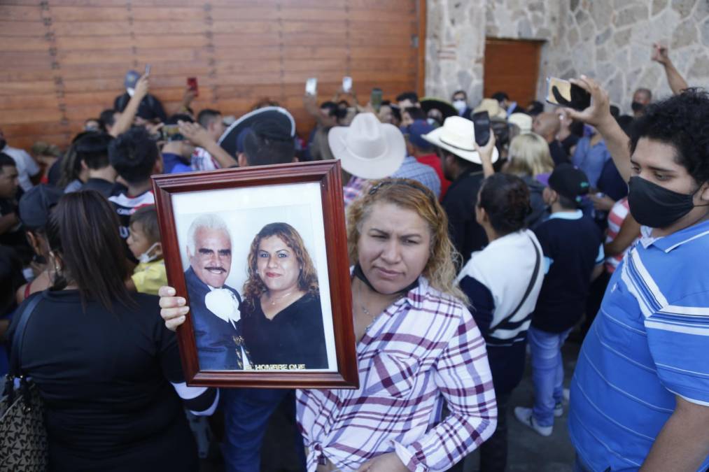 Con fotos, pancartas y canciones los seguidores de Vicente Fernández se despidieron del cantante que falleció este domingo tras una estancia hospitalaria de cuatro meses en la que estuvo conectado a un respirador artificial. 
