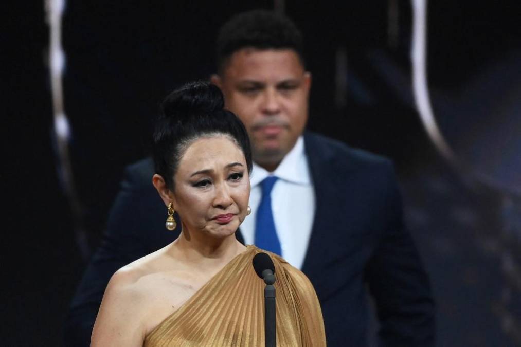 Marcia Cibele Aoki, esposa de Pelé, recibió un premio homenaje a O Rei. La mujer no pudo contener el llanto.