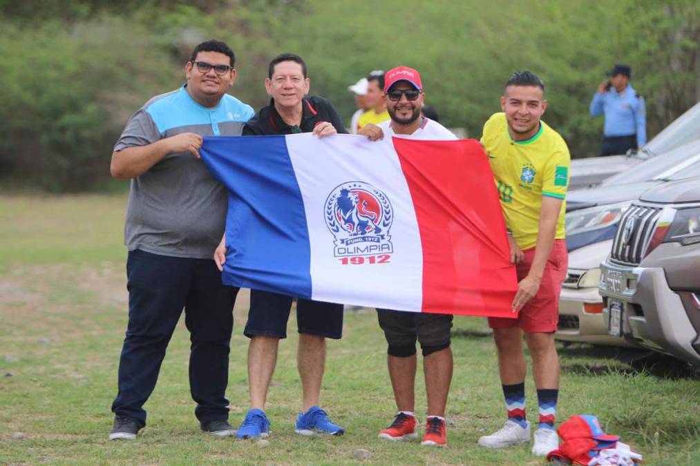 ¡Con toda la actitud! Los hinchas del Olimpia llegaron a tempranas horas de la tarde, para poder disfrutar del gran duelo.