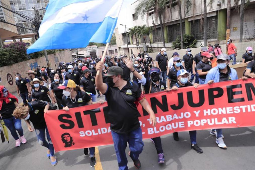 Un grupo de empleados públicos afiliados al Sitrainjupem participan en la movilización del Primero de Mayo en Tegucigalpa.