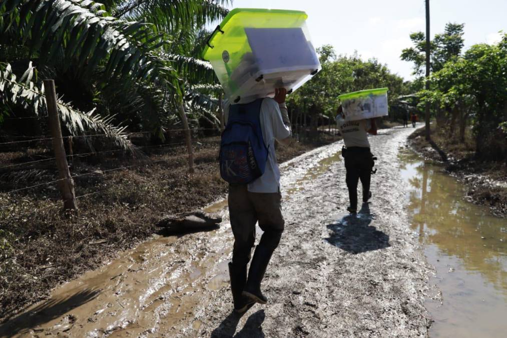 Así trasladan alimentos a más de 500 familias afectadas por inundaciones en los bajos de Choloma