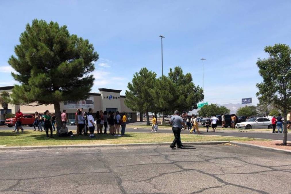 La situación parecía estar bajo control, pero las fuerzas de seguridad continuaban registrando la zona para asegurarse de que no quedaba ningún atacante.