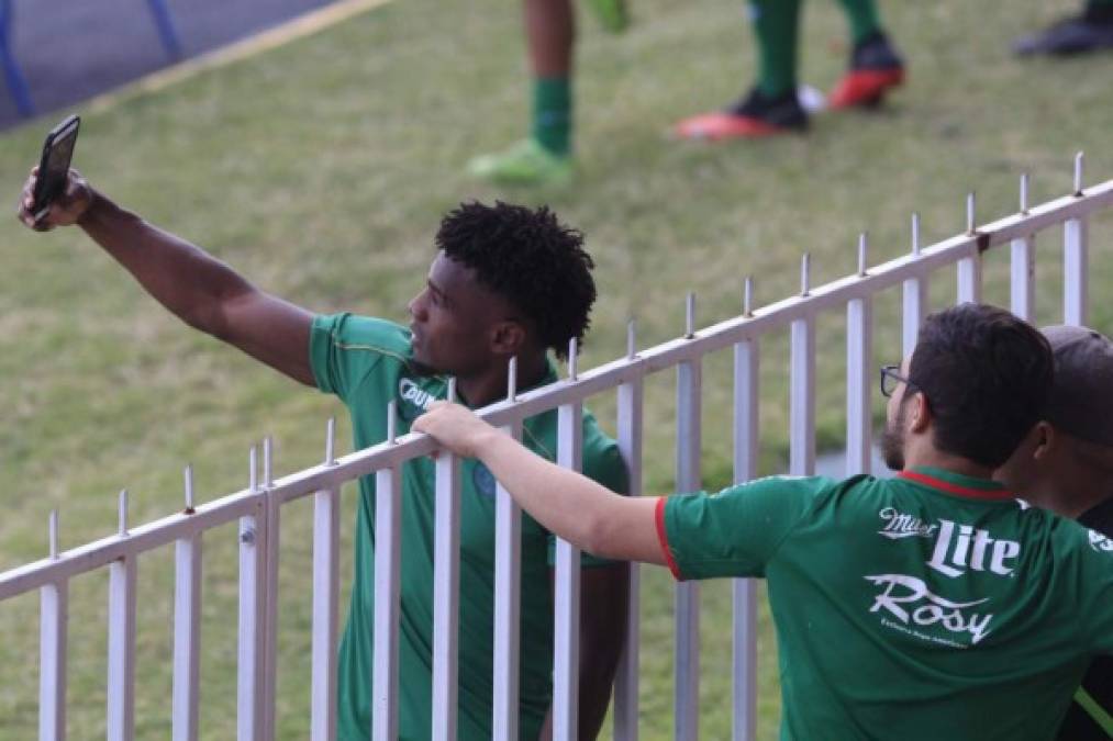 Marlon 'Machuca' Ramírez se toma una selfie con aficionados del Marathón.