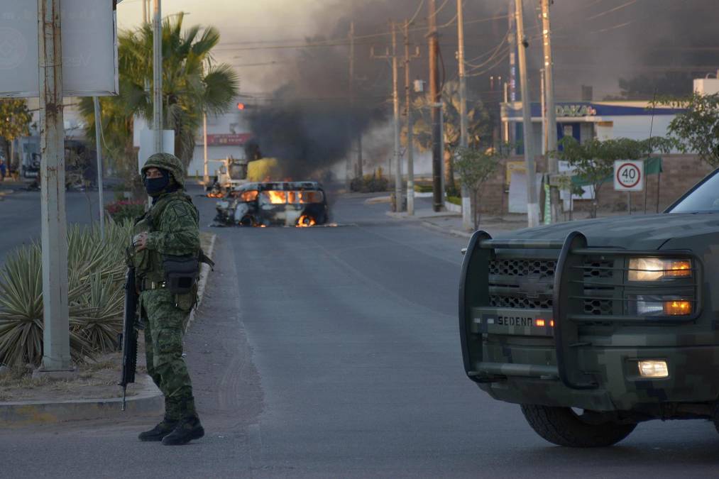 Fotografía de un vehículo de carga calcinado tras los enfrentamientos de fuerzas federales con grupos armados hoy, en la ciudad de Culiacán, estado de Sinaloa (México). EFE/ Juan Carlos Cruz