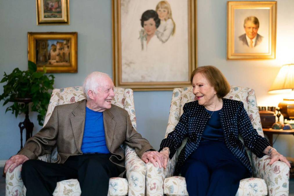 La exprimera dama estadounidense Rosalynn Carter recibía cuidados paliativos en su domicilio, donde su esposo, el expresidente Jimmy Carter (1977-1981), se encuentra en la misma situación.