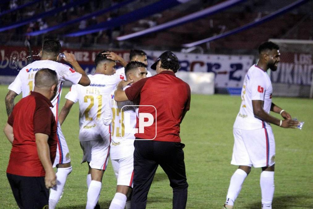 Pedro Troglio felicitó a Michaell Chirinos tras su segundo gol contra el Victoria.