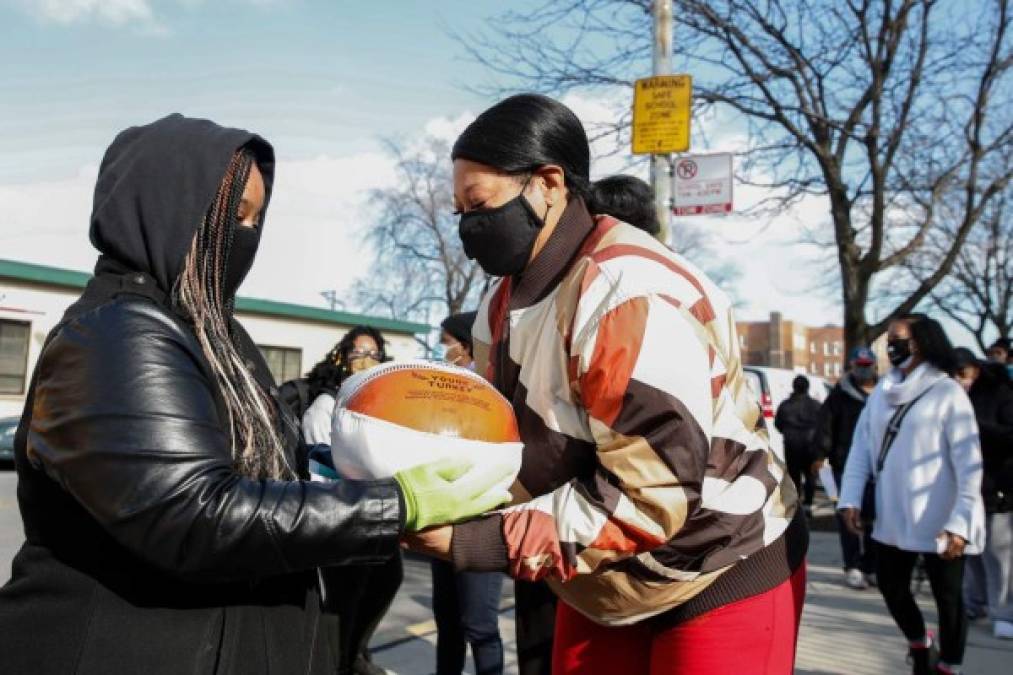 En Chicago, Chance The Rapper entregó 1,500 pavos a familias en necesidad.