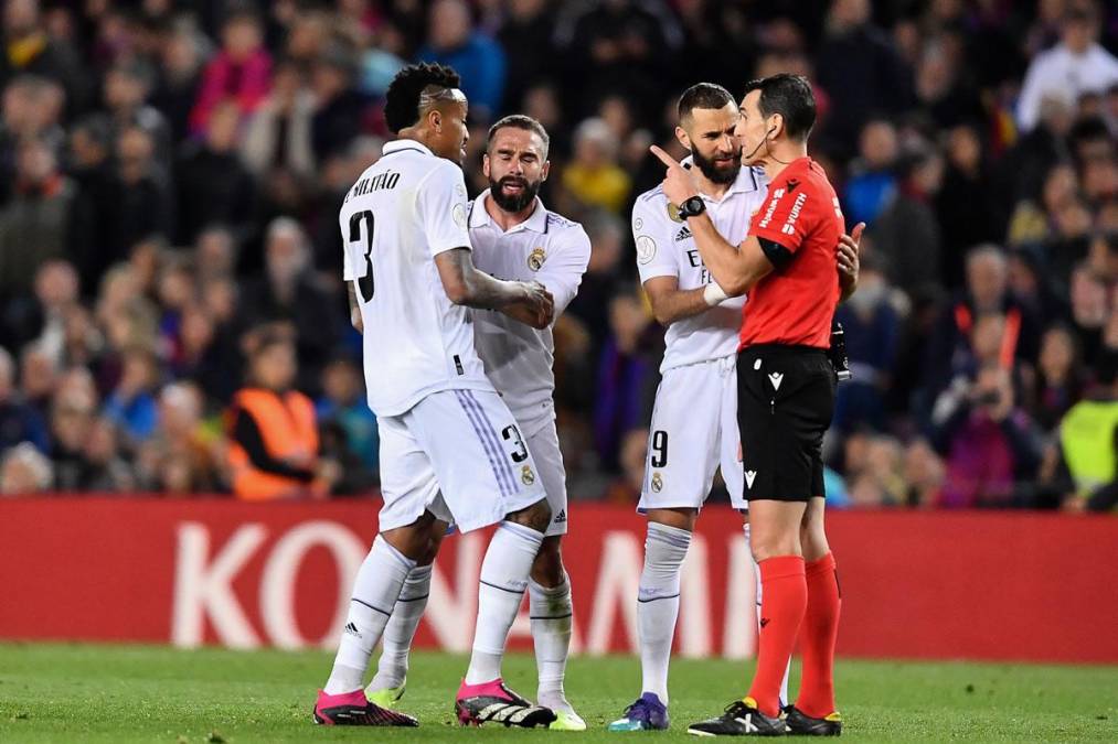 Éder Militao, Karim Benzema y Dani Carvajal le reclamaron al árbitro Juan Martínez Munuera por pitar el medio tiempo cuando el Real Madrid iba en un contragolpe directo al arco del Barcelona.
