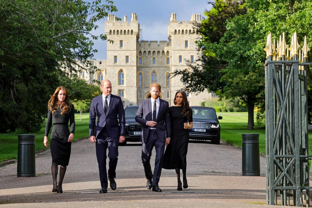 Después, las dos parejas se subieron a sus respectivos vehículos, que les llevaron de vuelta al castillo.