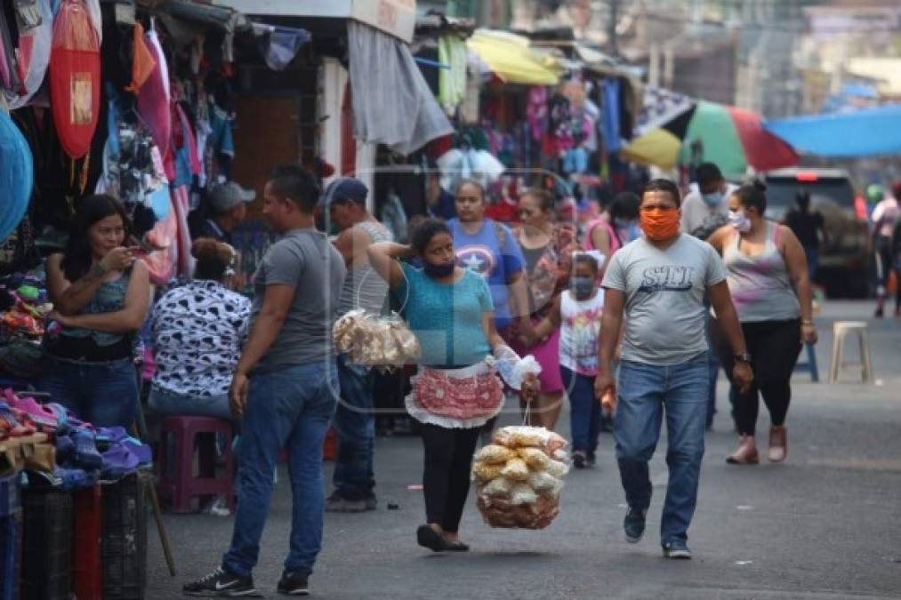 En las calles de los mercados populares de la capital transitaron vendedores ambulantes quienes aprovecharon el movimiento para trabajar.