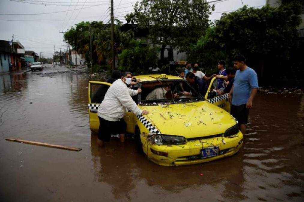 Para atender a los damnificados Protección Civil tiene habilitados diez albergues en la zona occidental de El Salvador que es la que ha sufrido la mayor cantidad de ríos desbordados.