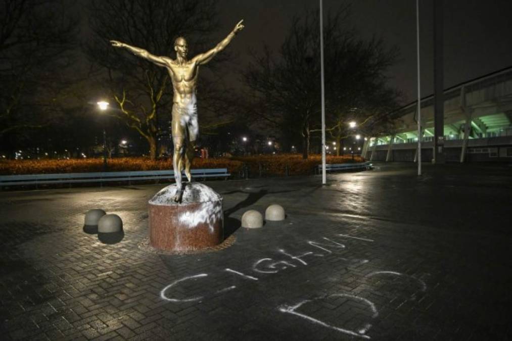 La rivalidad entre los dos equipos suecos ha acabado con varios radicales del Malmö atacando la estatua del futbolista que, 24 horas después del anuncio de su entrada como accionista del Hammarby.