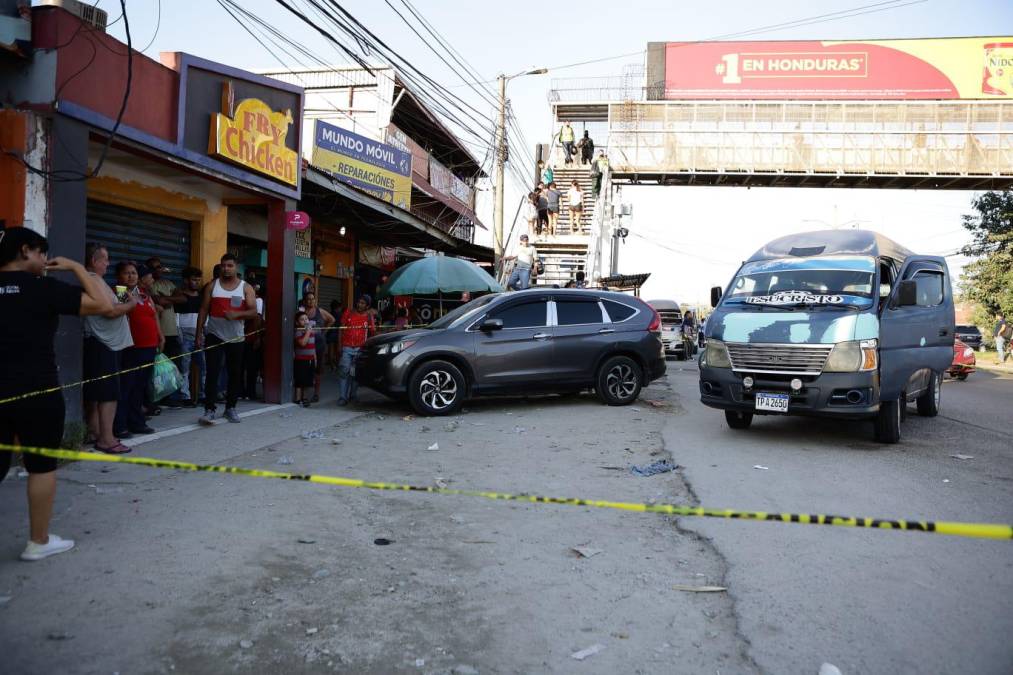 Horrorizados, los pasajeros salieron de la unidad y entre el caos se escondieron en algunos comercios de la zona. Los transeúntes, perplejos, presenciaron el múltiple crimen. 