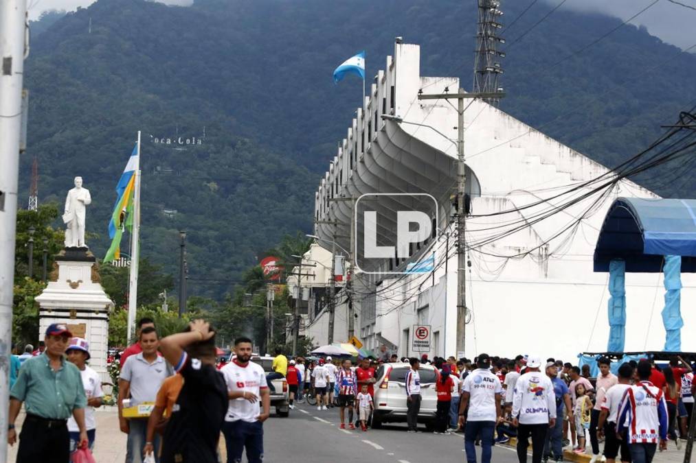 Horas antes empezaron a llegar los aficionados olimpistas al estadio Morazán, que también abrió los portonos temprano.