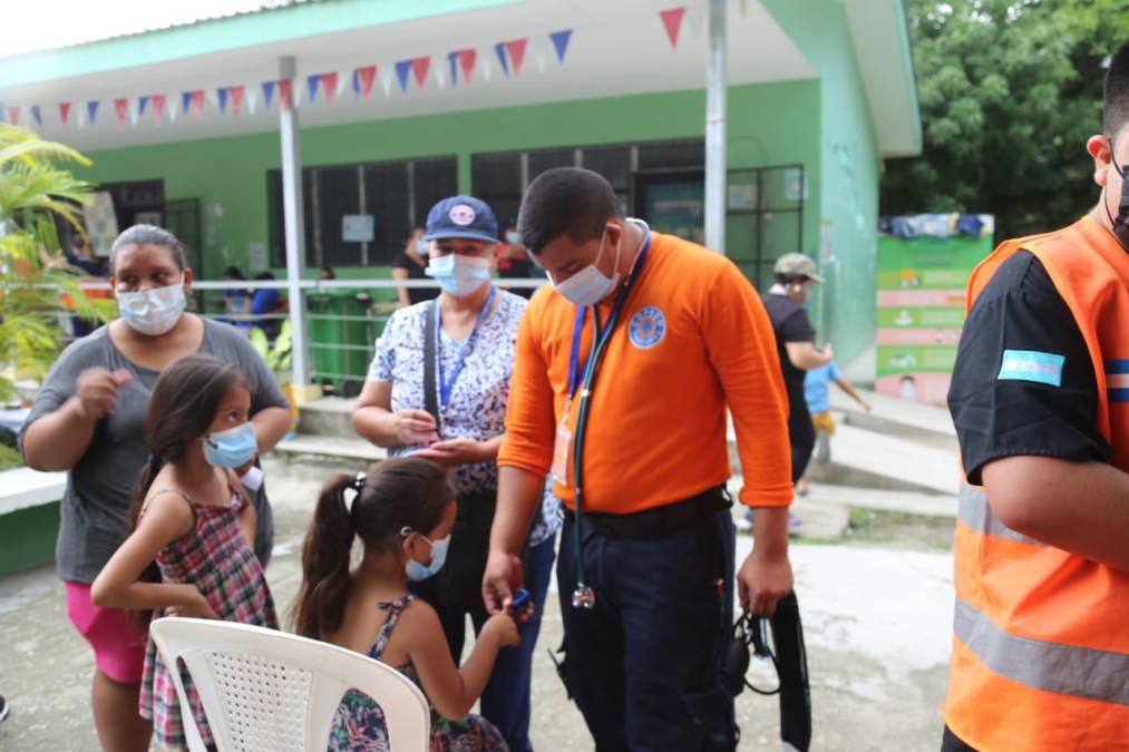 Brigada médica atiende a personas de ocho comunidades albergadas en escuela de Choloma (Fotos)