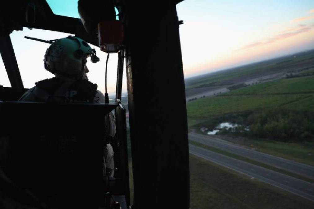Elementos de la Marina patrullan en helicópteros para detectar a los traficantes de droga y de personas en la frontera.