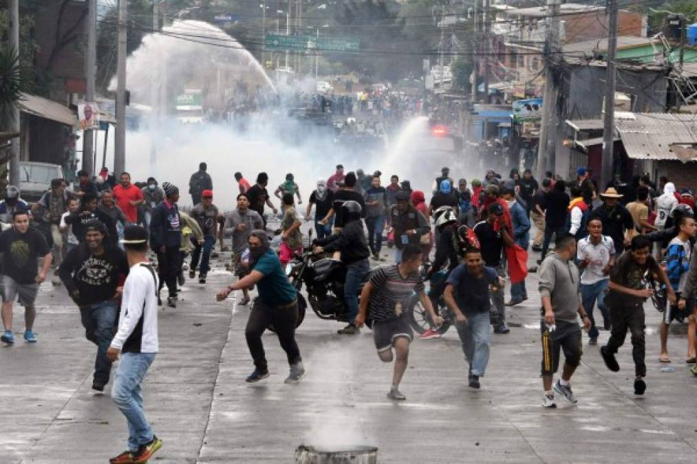 En la colonia capitalina de Villanueva, policías militares lanzaron bombas de gases para dispersar a los manifestantes.