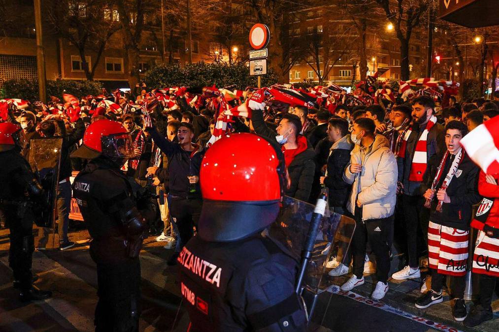 Los aficionados del Athletic Club de Bilbao se congregaron en las afueras del estadio San Mamés para recibir al Real Madrid.
