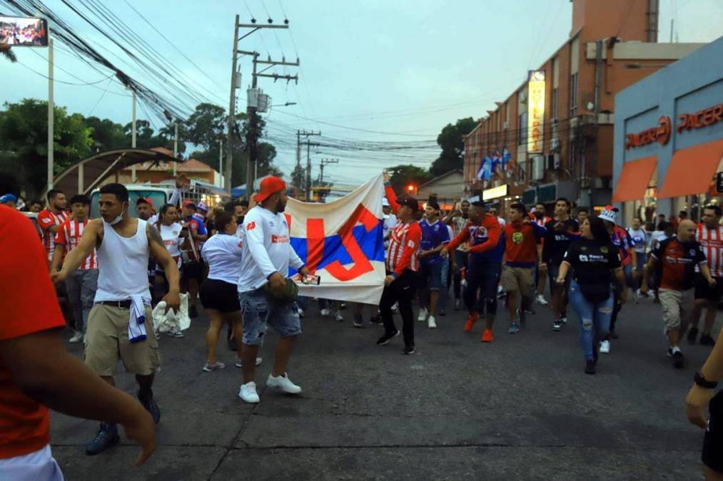 La Ultra Fiel, barra del Olimpia, llegó a La Ceiba para alentar a su equipo en la Gran Final.