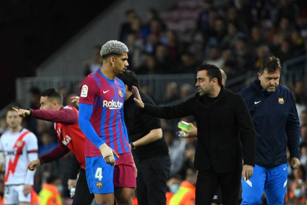 Movió Xavi el banquillo en busca de pólvora para animar a un Barça que no conseguía inquietar la portería rayista. Al final no pudo ni rescatar el empate.