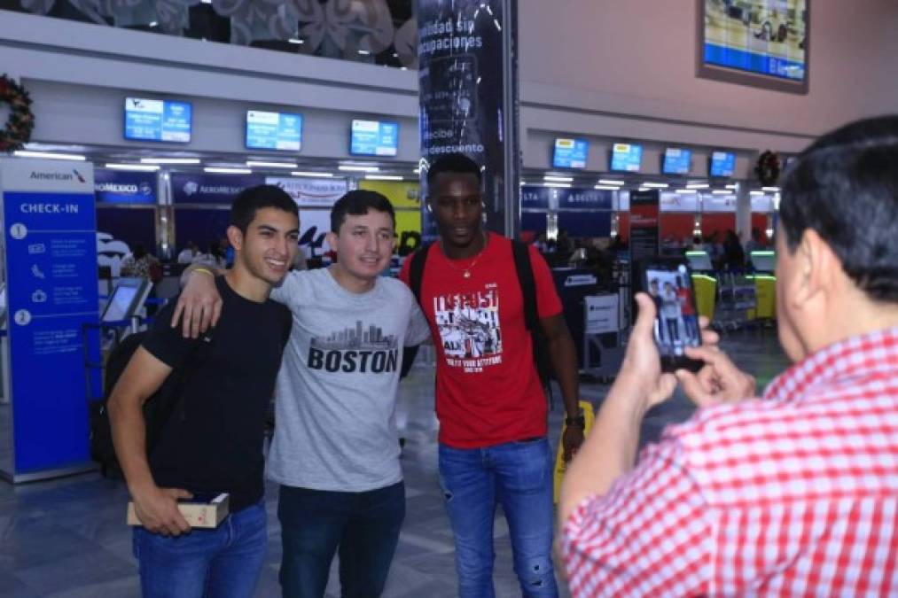 Rubilio Castillo expresó su molestia con el DT del Tondela. Posteriormente dejó a un lado su enojo y decidió posar con algunos de los aficionados hondureños que estaban en el aeropuerto.