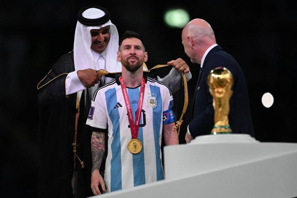 El emir catarí Tamim bin Hamad Al Thani le puso una capa a Lionel Messi como homenaje por conquistar el Mundial de Qatar 2022.