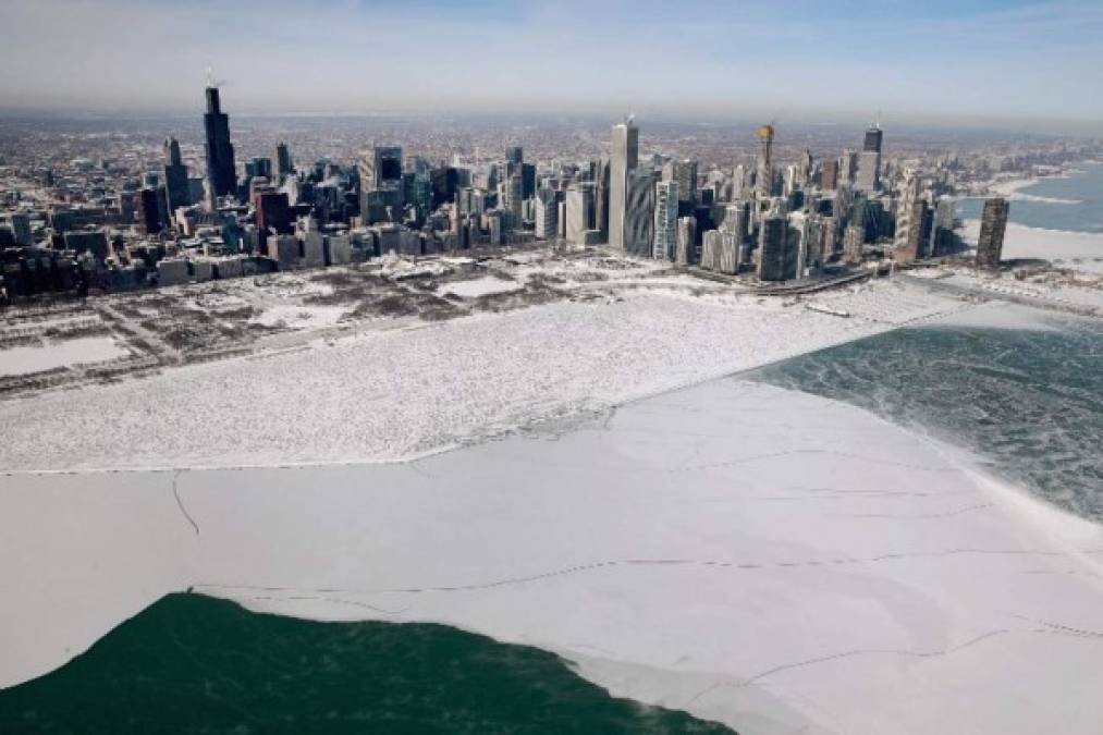 Imágenes aéreas muestran los impactantes efectos de la ola de frío en la tercera ciudad más importante de Estados Unidos.