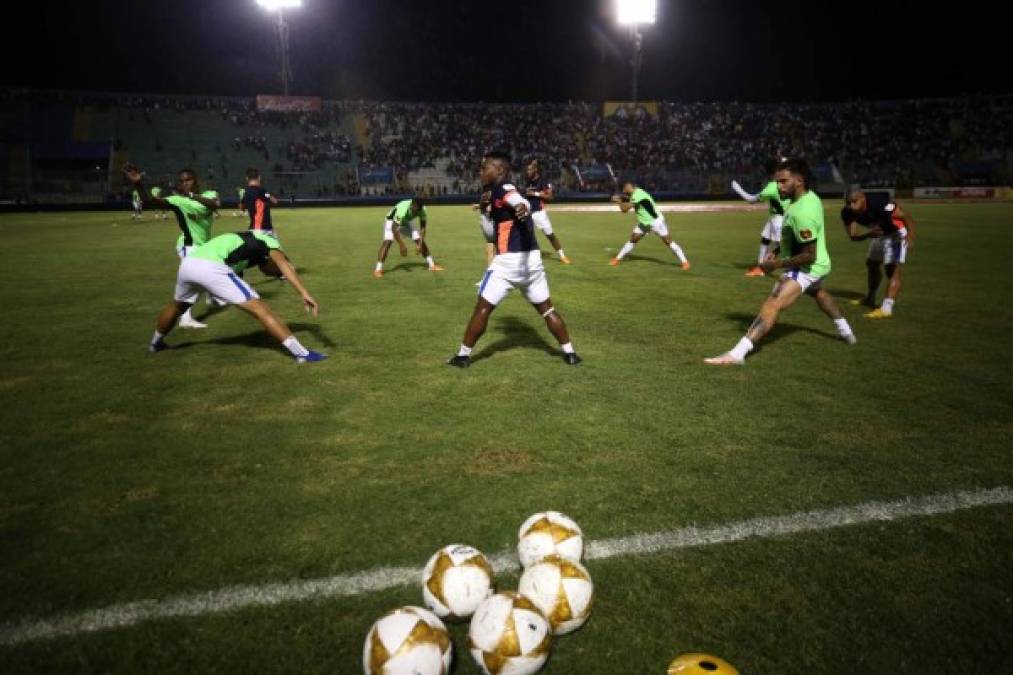 Siguiendo el protocolo, los jugadores del Olimpia salieron a realizar el calentamiento a la cancha del Nacional, pese a que Motagua ya había anunciado que no se presentaría al estadio para jugar el partido tras ser atacado su bus y en el que resultaron heridos tres jugadores.