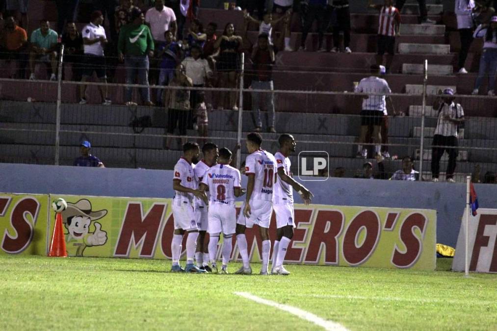 Jerry Bengtson fue felicitado por sus compañeros tras anotar el gol de la victoria ante el Vida.