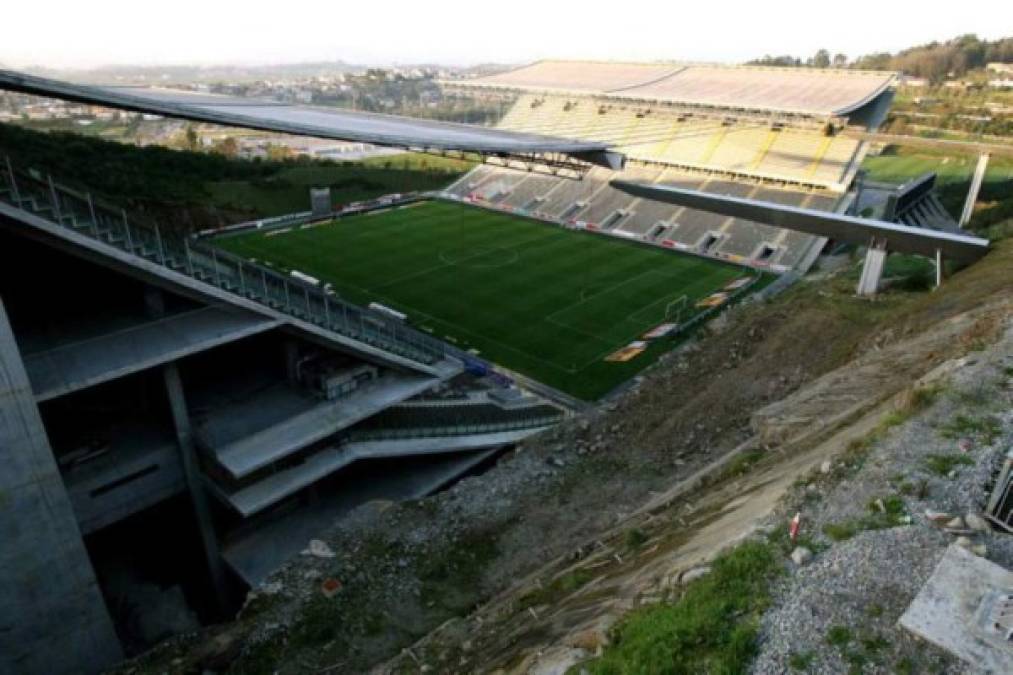 El Estadio Municipal de Braga, en Portugal fue construido para la Eurocopa de 2004. Posiblemente el campo de fútbol más raro de Europa. Su aforo es aparentemente normal: 30.000 espectadores, pero la particularidad es que sólo existen gradas laterales. En un fondo hay una vista panorámica de la ciudad y en otra una pared de la roca de la cantera.