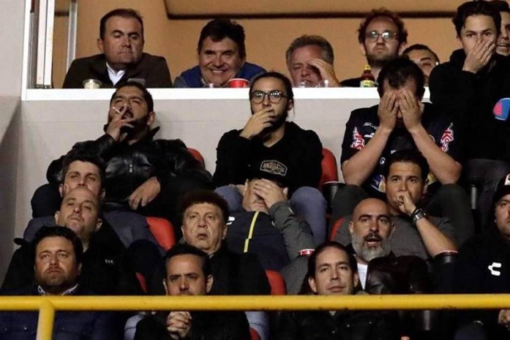 Maradona se vio obligado a seguir el duelo de vuelta desde el palco, ya que en el encuentro de ida fue expulsado.