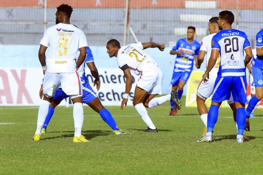 Jerry Bengtson conectó con un certero cabezazo y abrió el marcador para el Olimpia.