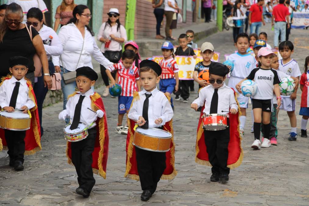 Los niños demostraron su civismo al tocar sus pequeños instrumentos durante su recorrido por la ciudad.
